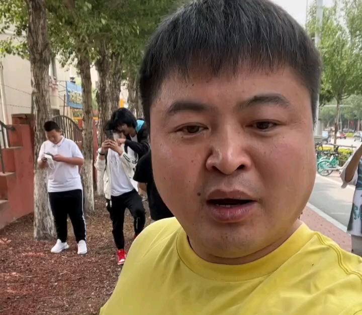到达沈阳大街这不刀哥吗还是看看远处的红红吧
