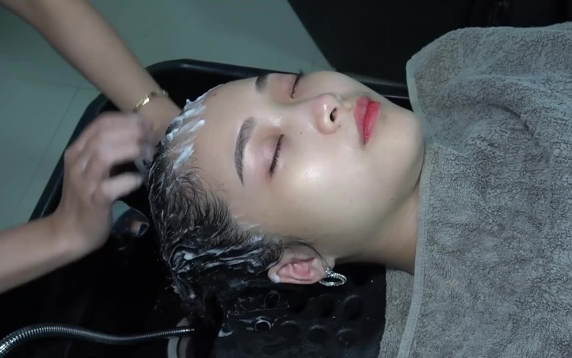 越南理发店的女人们，按摩刮脸采耳洗头真细致