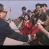 [珍贵的历史影像]江泽民同志在北京与人民群众亲切互动