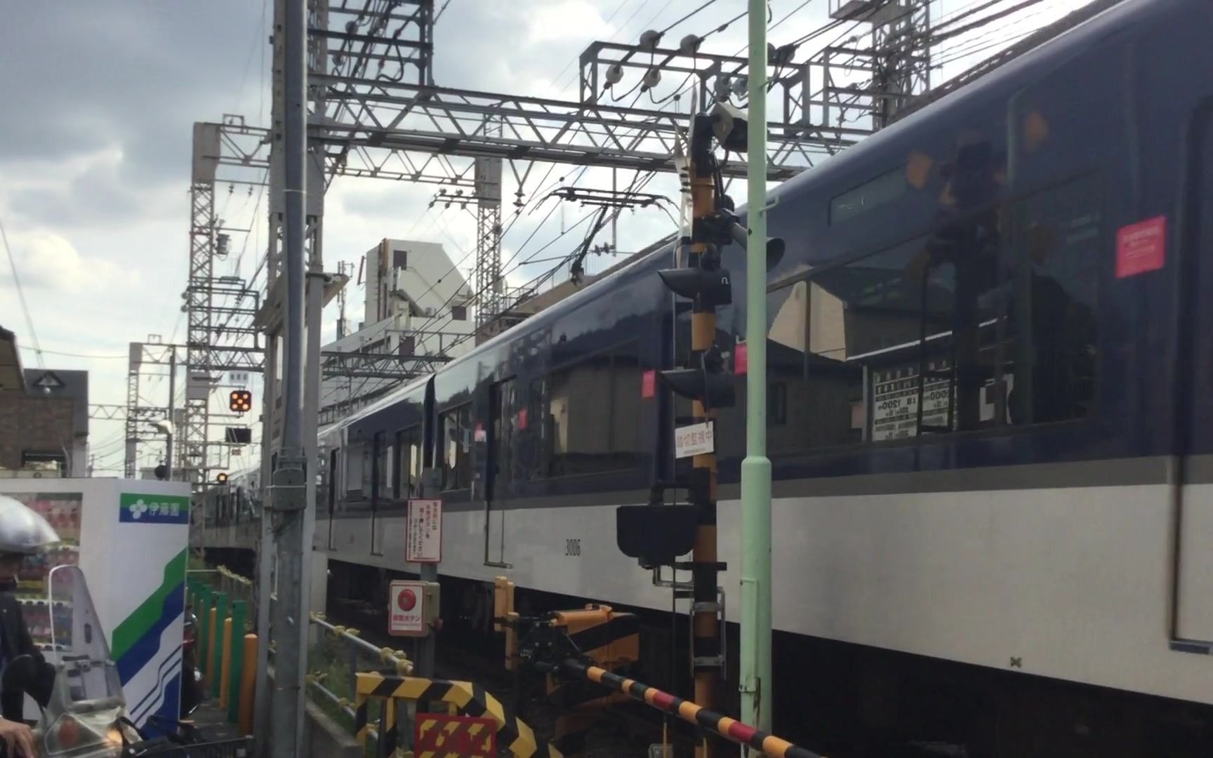 日本京都市伏见稻荷车站前京阪电铁7200系与3000系电车经过20181002