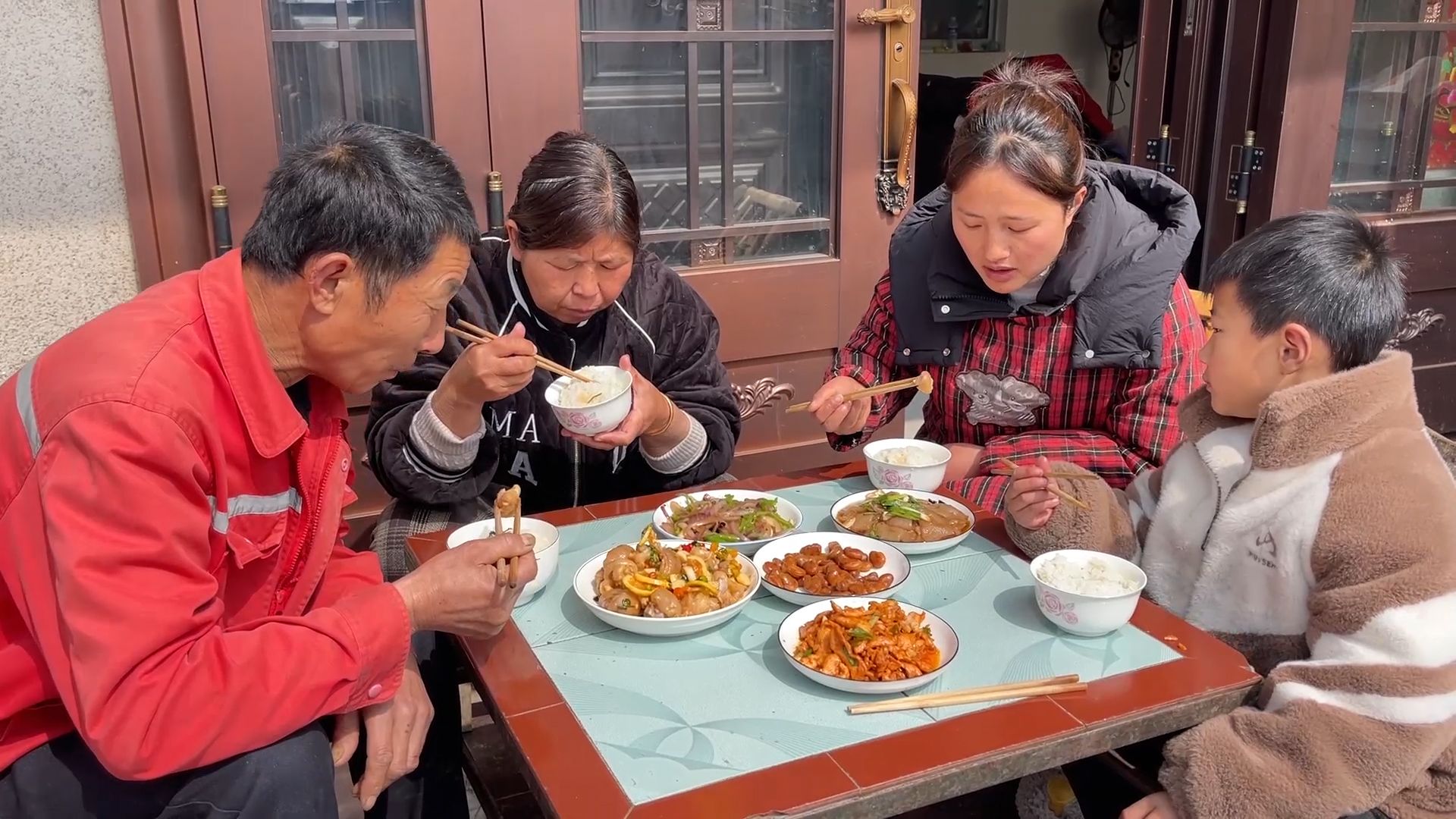 今天媳妇凉拌一盘柠檬猪蹄，清爽不腻真好吃，上桌挺受欢迎