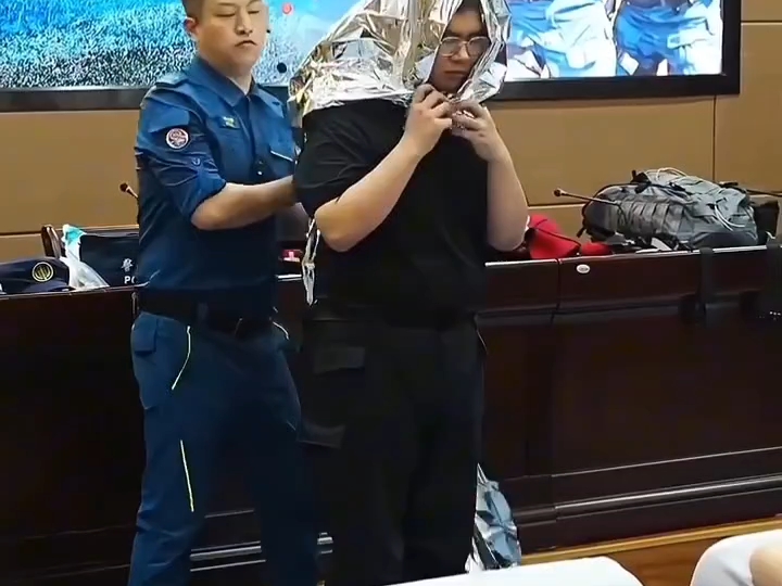 “一直以为保温毯是披在身上的”