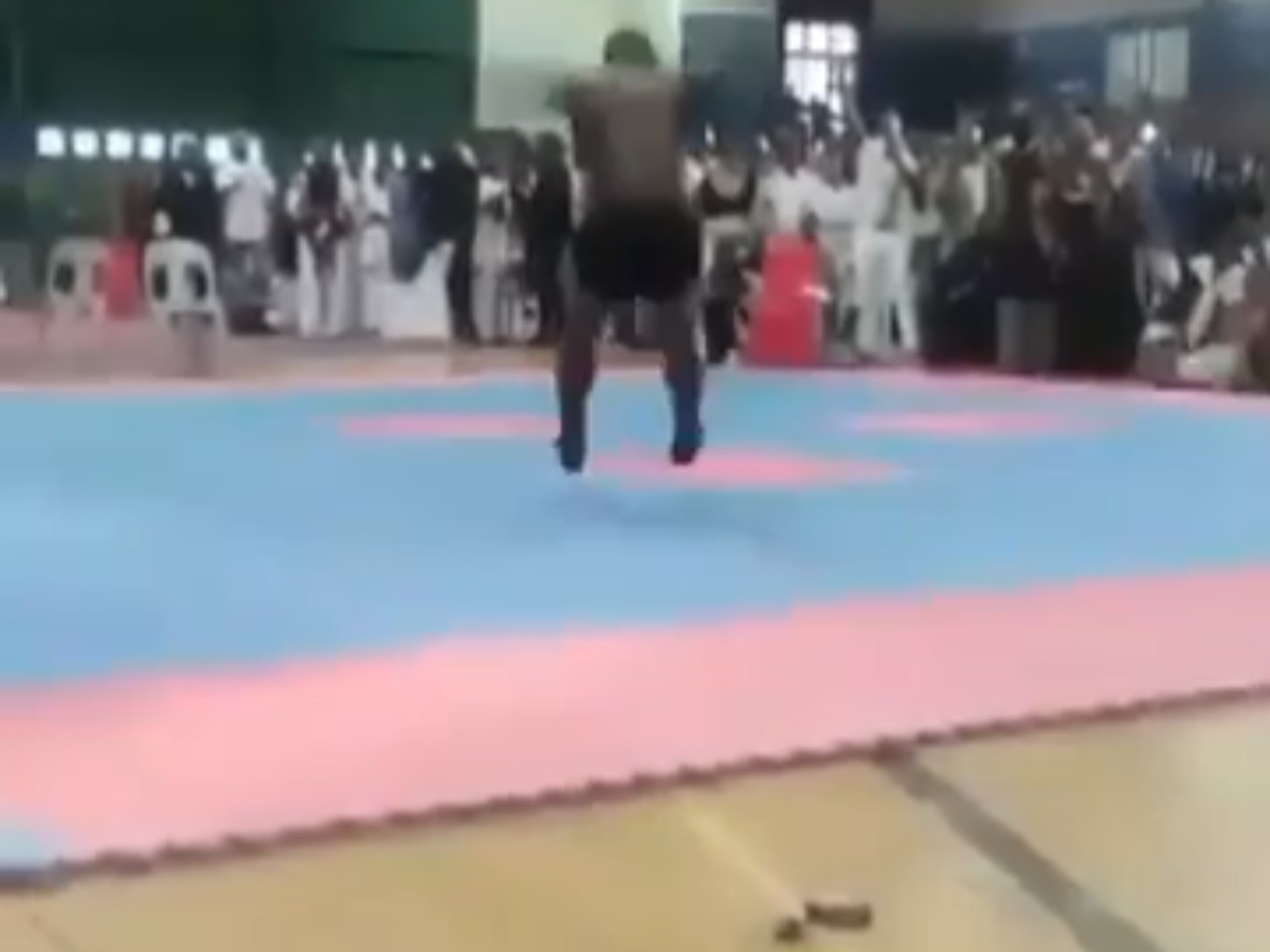 南非健美运动员后空翻死亡