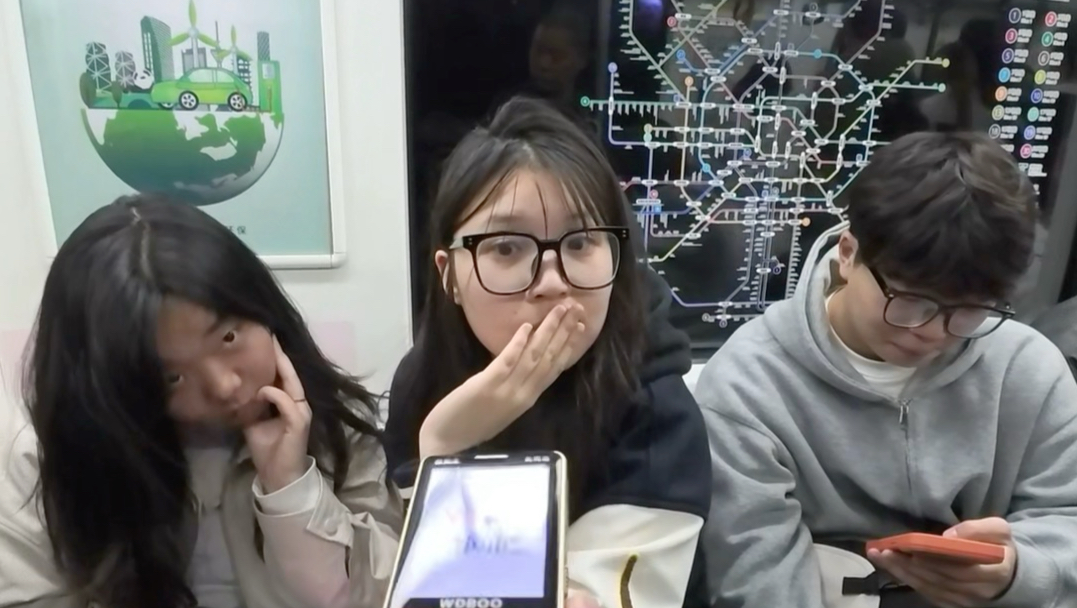 地铁老年机展示人脉 憋笑挑战笑不活了