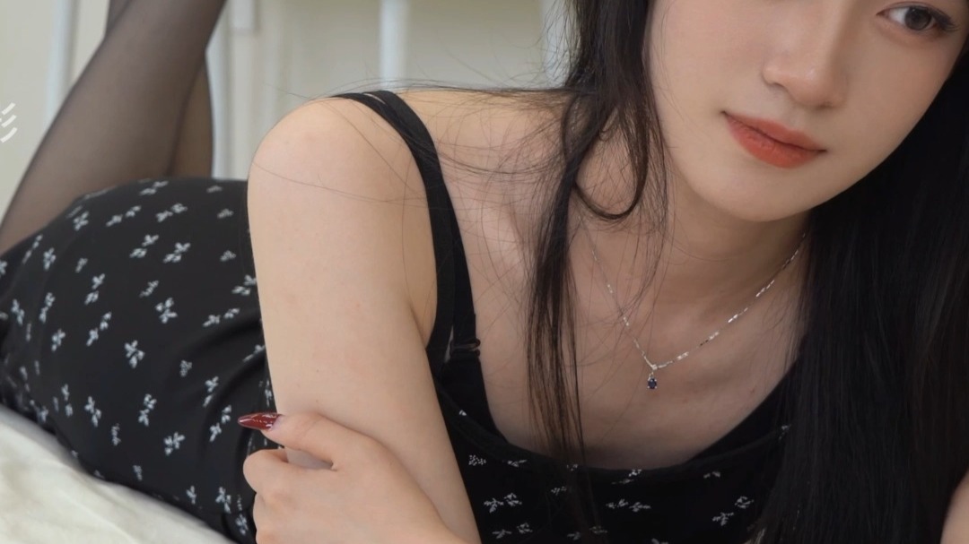 校花级女大，兼职模特约拍 时薪1k