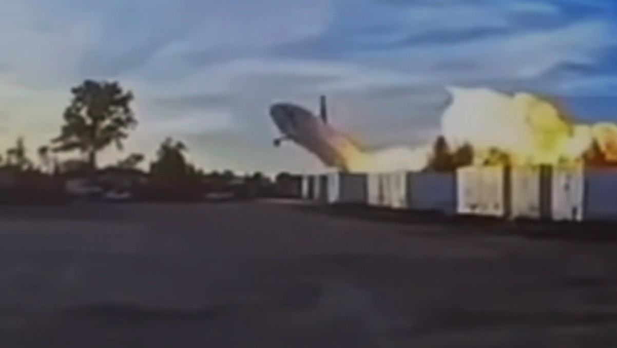 另外一个UPS坠机的视角，来自停车场的卡车行车记录仪