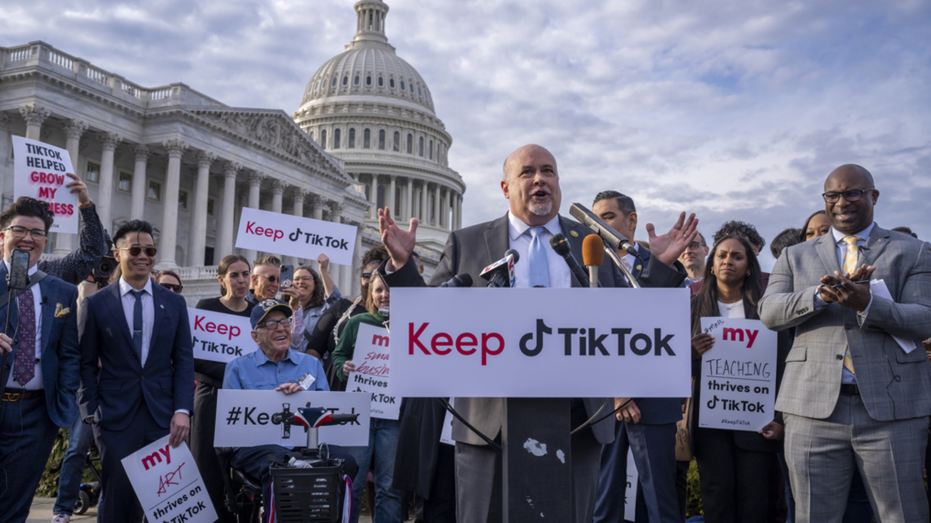 TikTok在美国月活跃用户超1.5亿，民众上街抗议美政府打