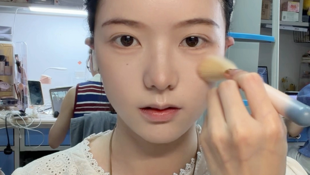 怎么感觉化完妆不涂口红的时候最好看呢？