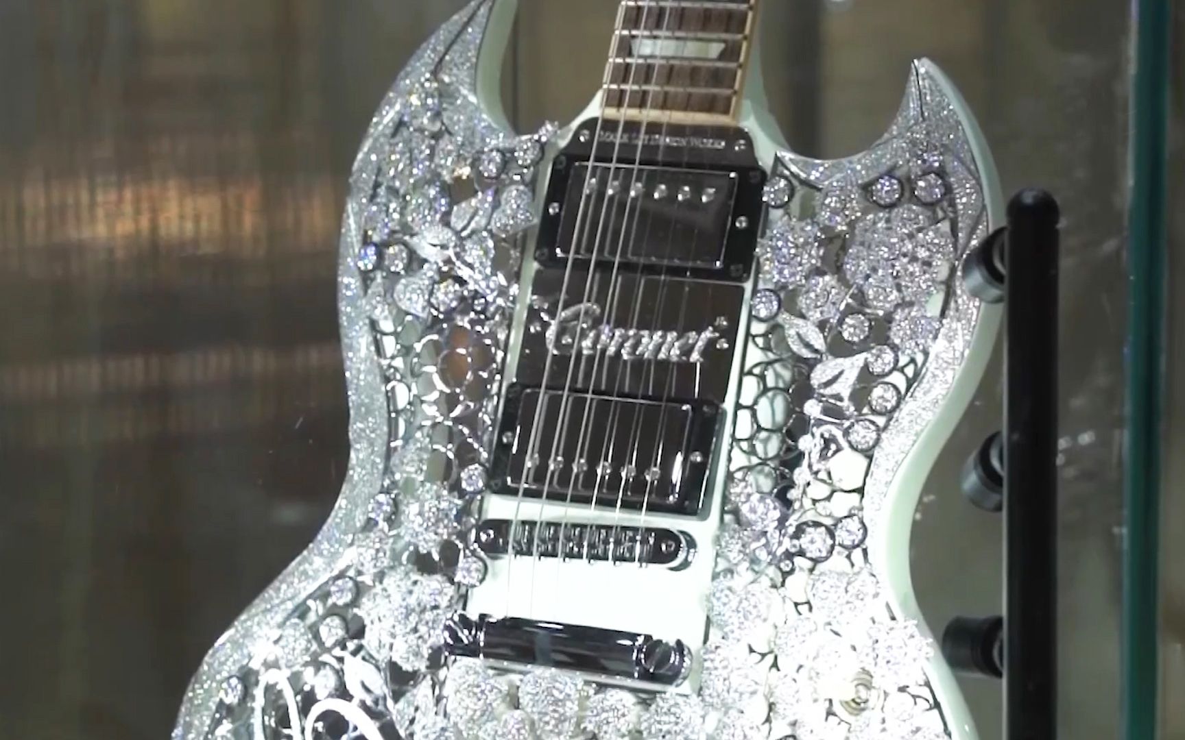 进博会最闪耀展位：镶嵌400克拉钻石的吉他，重128克拉的“海洋之心”