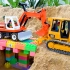 儿童玩具车表演：挖掘机、推土机清理沙子，翻斗车运输积木建造桥梁！