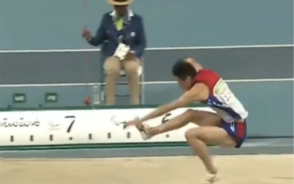 他就是残奥会赛场上的中国飞人！独臂跳远运动员王浩真的太帅了