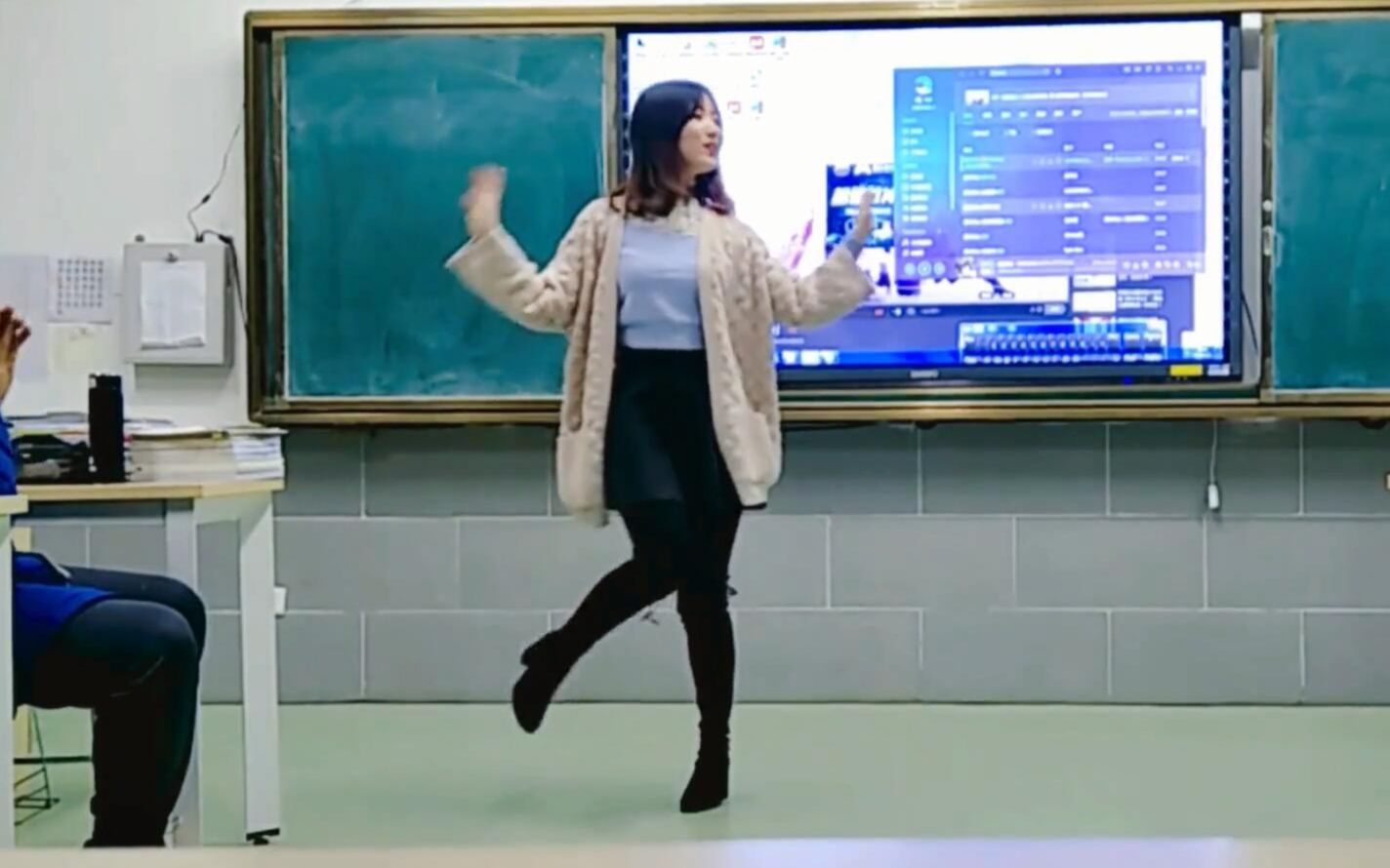 女老师跳《极乐净土》走红网络，网友：真的是别人家的老师