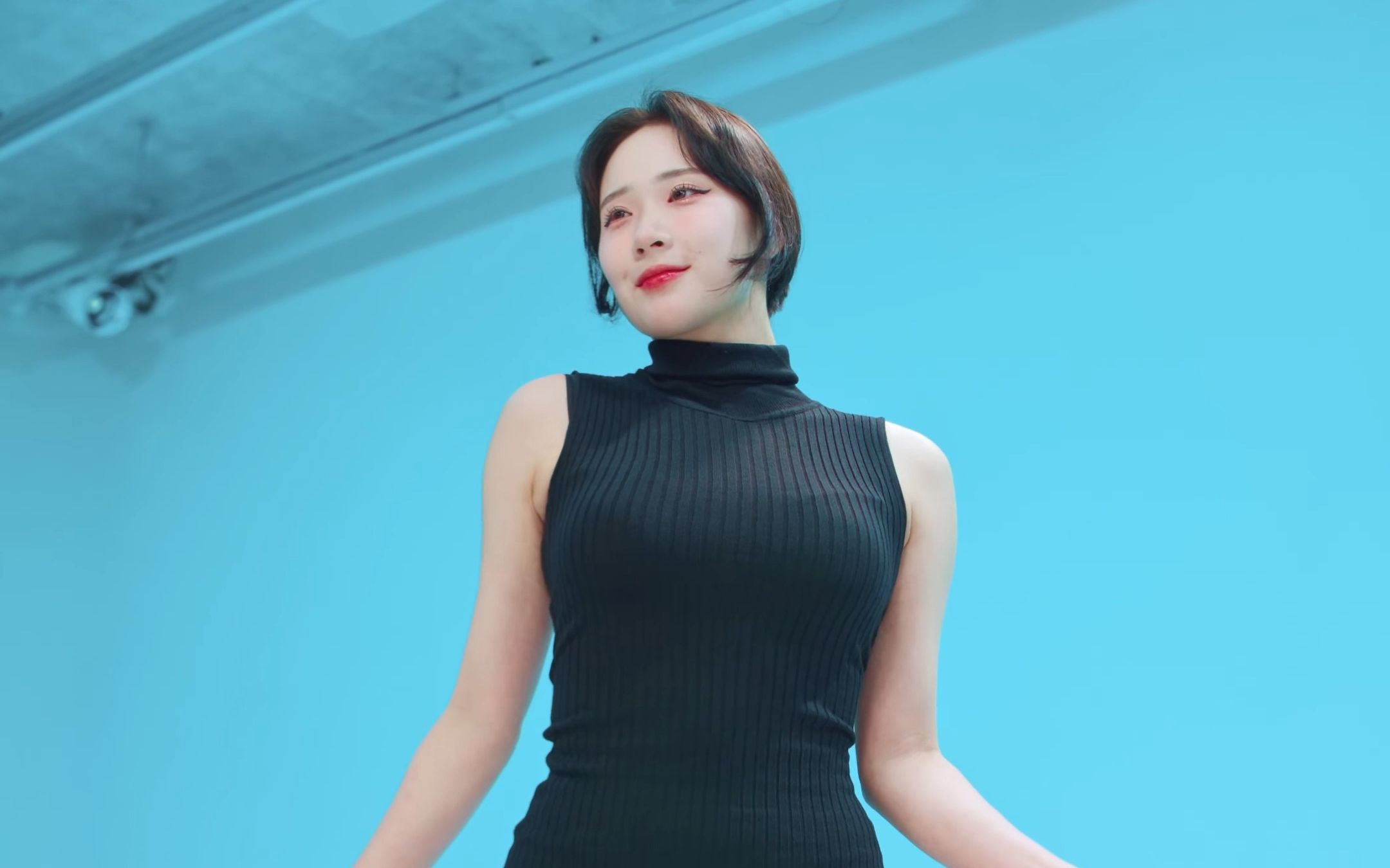 Jung In, Thirsty, black sweater, side view