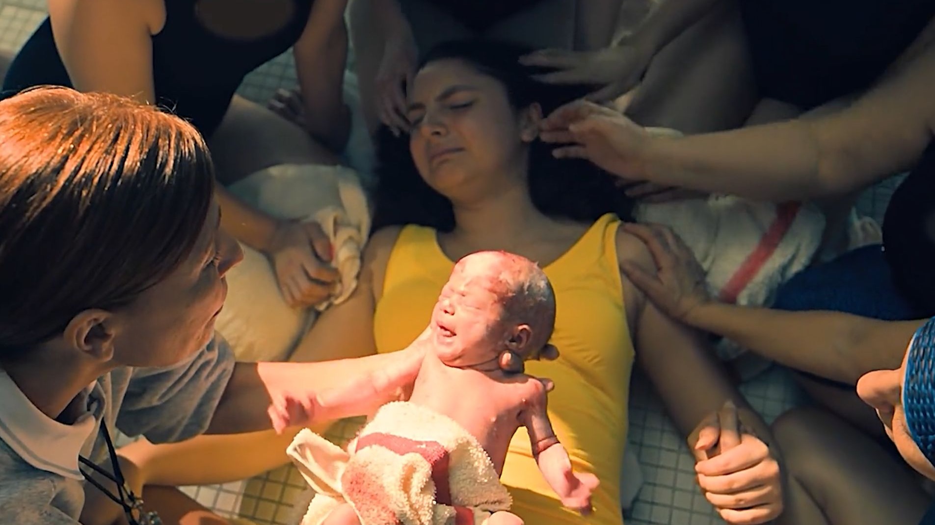 女孩亲了一口男同学，没想到怀孕了，亲亲真的会怀孕，电影《伞学院》