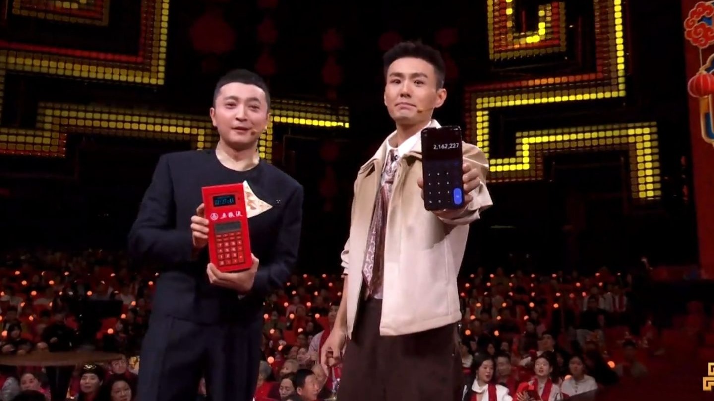 【2026央视马年春晚】邓男子带来魔术《惊喜定格》 尼格买提这次真的和大家一样了！