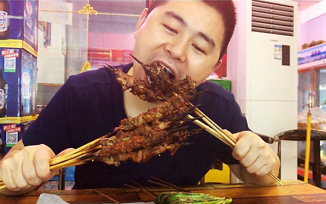 【超小厨】小厨夫妻吃烧烤,羊肉羊排配大蒜,一口肉一口酒,真解馋_哔哩