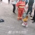 重庆街头残疾人拉二胡遭城管驱逐  隔壁宾馆有外国人会影响形象
