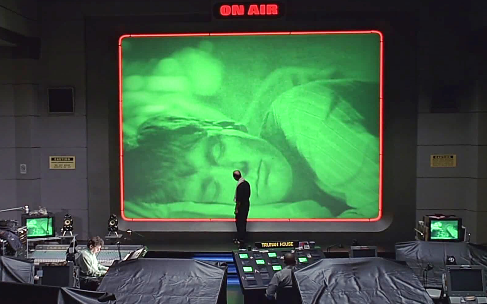 【越哥】男子被5000台摄像机偷拍，24小时直播，全球人都在看，只有他不知道！