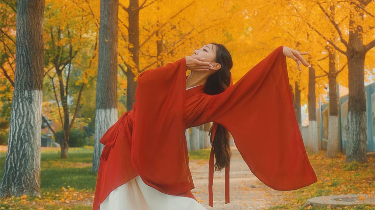 别回头，往前走！金叶满路，裙摆飞扬，踏着轻盈舞步，勇敢奔赴下一场热烈。