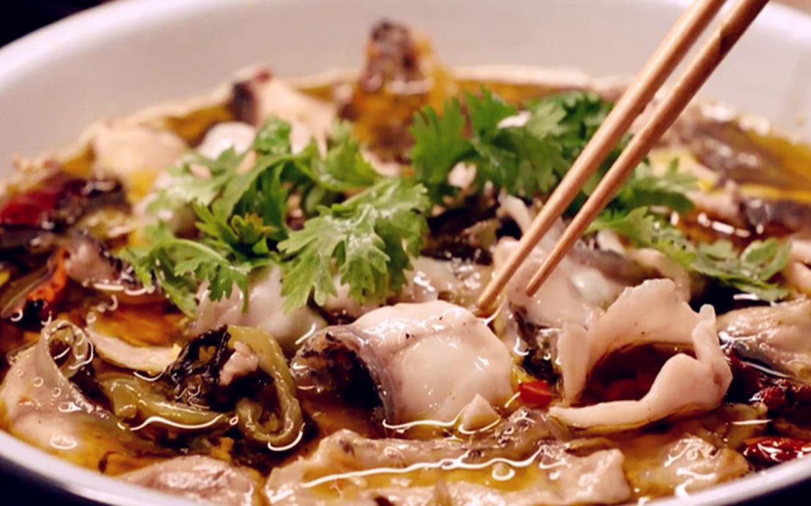 【美食空镜】盛出食物，往油锅里投入香料，将热油淋在食物表面，用筷子夹起食物