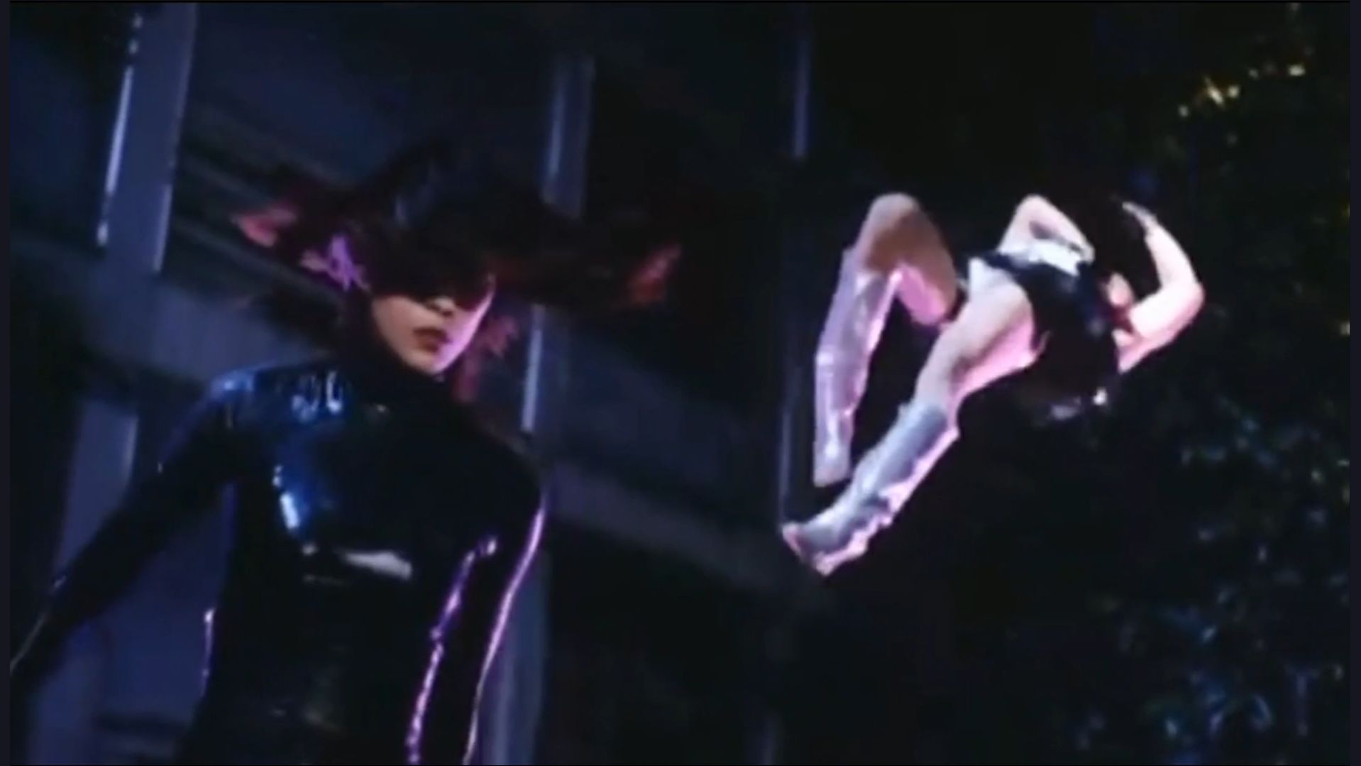 银色长靴不敌黑色