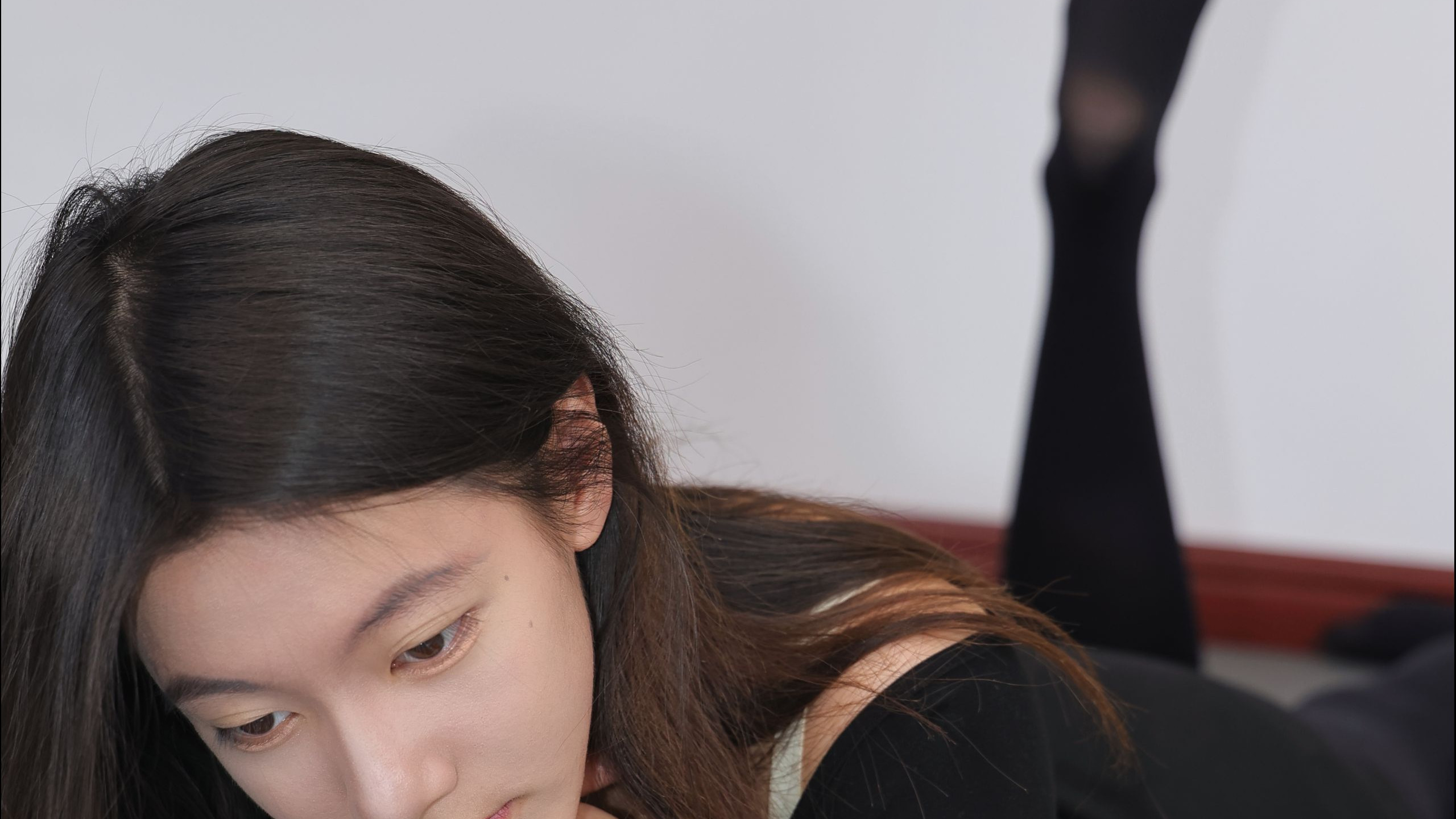 校花淇淇最新，厚黑款丝袜，1k时薪约拍作品