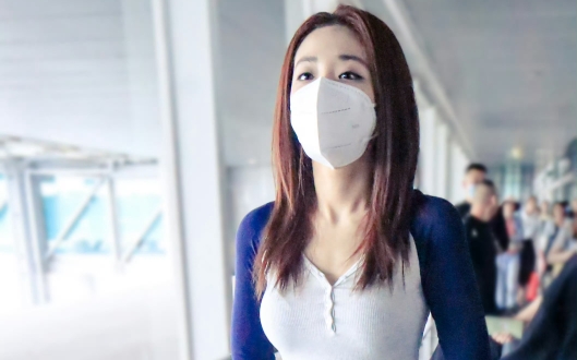 喻言阿姨 口罩好大