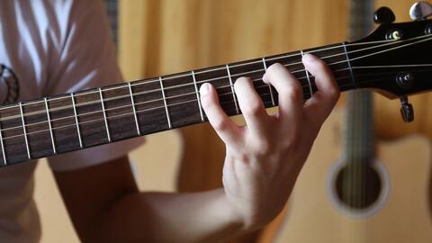 爬格子吉他 a7461ed1b8686ff7049232f29c67af5fc4ecb7d8.jpg@480w_270h_1c