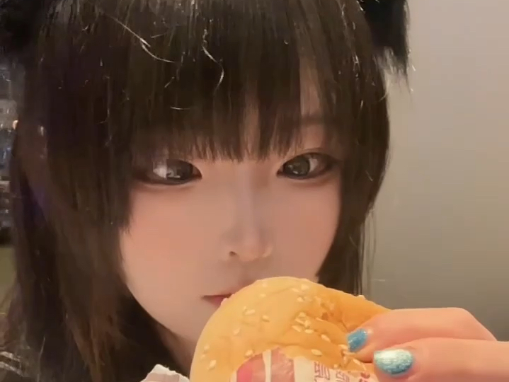 Kitten You Can Eat Cheeseburger 2.0 It's not the same burger but it's the same cat!