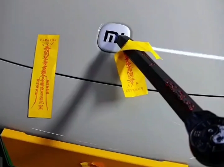 据说这车11.8万，还附送车内一个美女，米粉们有福了