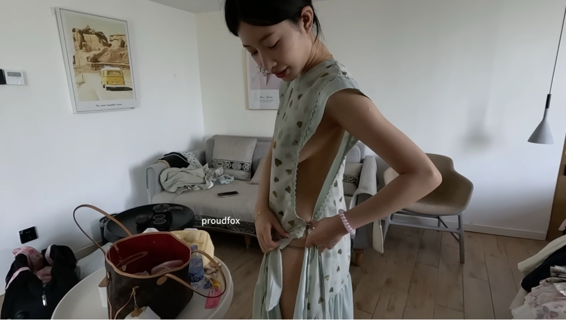 性感的贝贝来了，今天展示一款proudfox设计的腰间开叉连衣裙