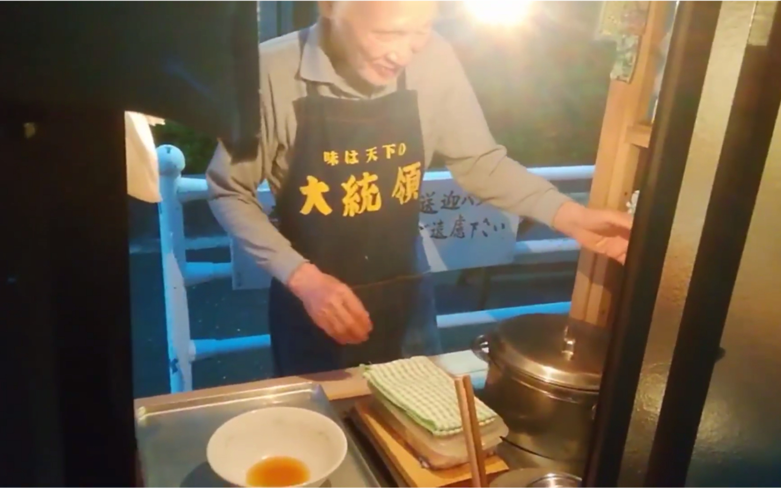 【日式街头拉面的老人坚持40年 就为煮一碗面】这位老人从年轻到老都在煮面 现在力不从心了 想退休了