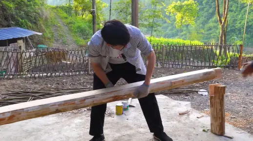 在山里什么能都学会 以后叫我王木匠吧