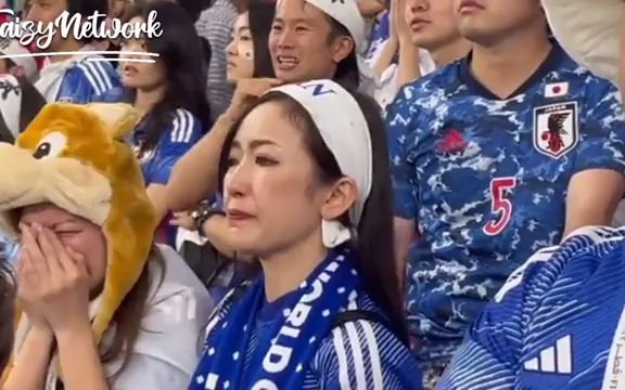 赛场上哭泣的日本美女