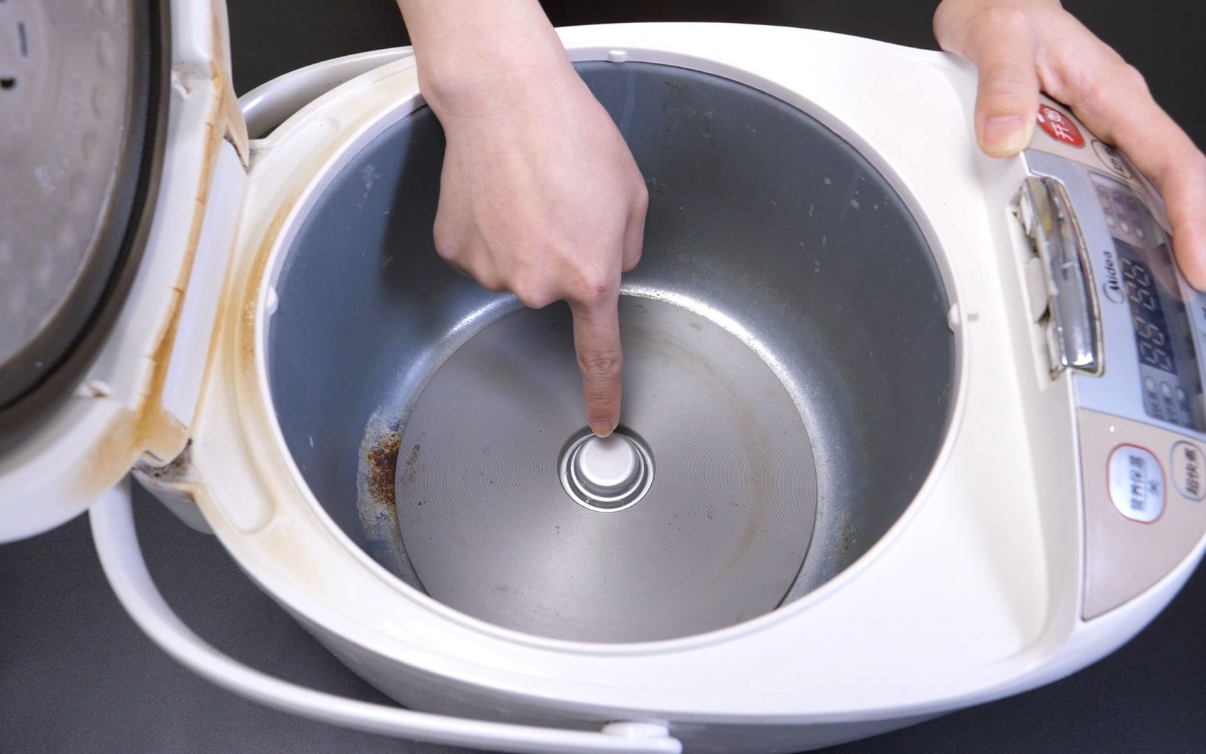 今天才知道，电饭煲有三个地方，要经常擦一擦，不然越用越耗电