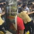 广州一地铁女工作人员“拼命”将男子拽下车，背后原因网友炸锅