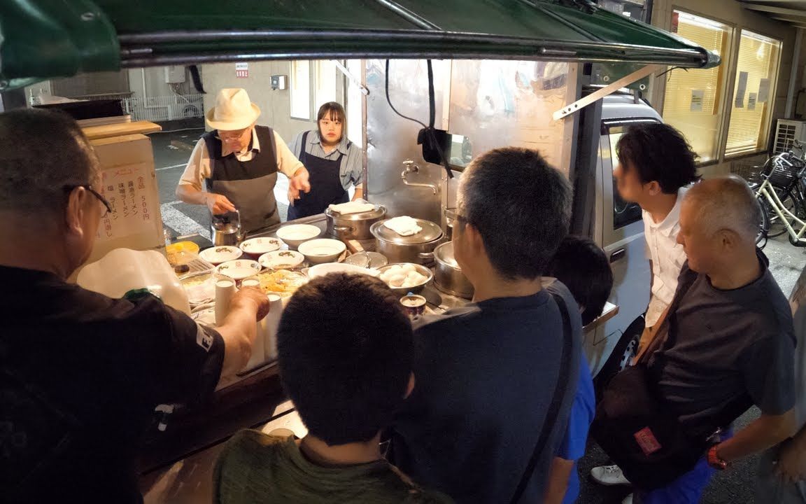 500日元一碗拉面，78岁大厨和孙女合力经营的深夜屋台