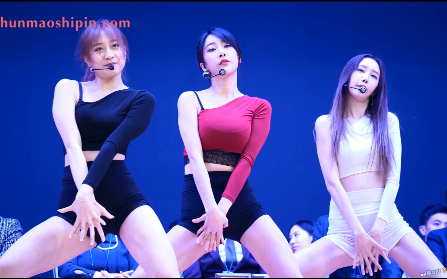 MOMOLAND韩国女团饭拍秀--仙女妍雨YEONWOO（李多彬）+NANCY--热裤长腿饱满身材翘臀曲线美