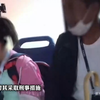 一老人公交车上猥亵小女孩，车上乘客发现后及时制止 ，现已警方介入