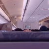 上海飞北京航班颠簸瞬间画面曝光，空姐抱着乘客被甩到天花板，亲历者：短时间内2次下坠