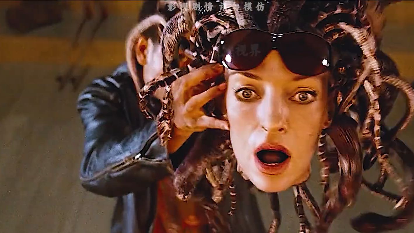 好友拿出美杜莎的头颅，使用出那招石化凝视，获得一座巨大九头蛇石雕，电影《波西杰克逊》