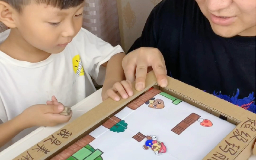 爸爸用快递纸箱自制超级玛丽游戏机，带孩子一起体验自己小时候的乐趣