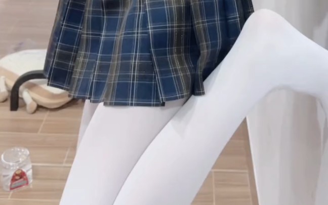 One can always trust white cotton pants!