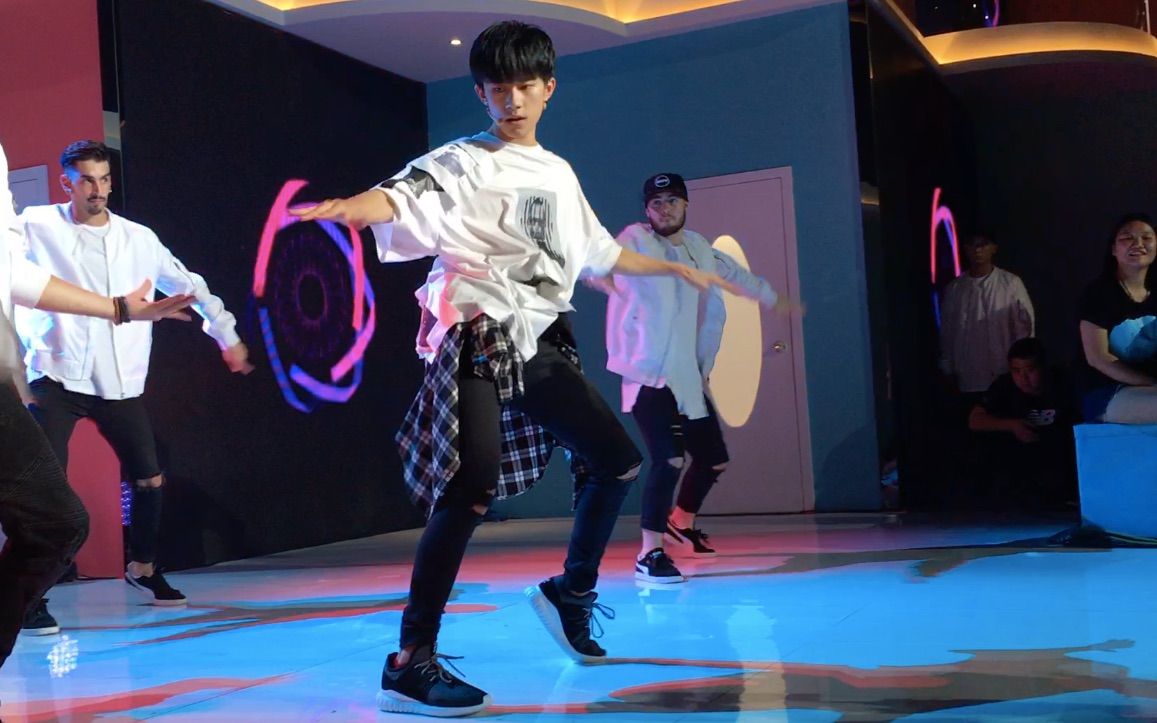 【易烊千玺】【饭拍1080P】夏日甜心易烊千.