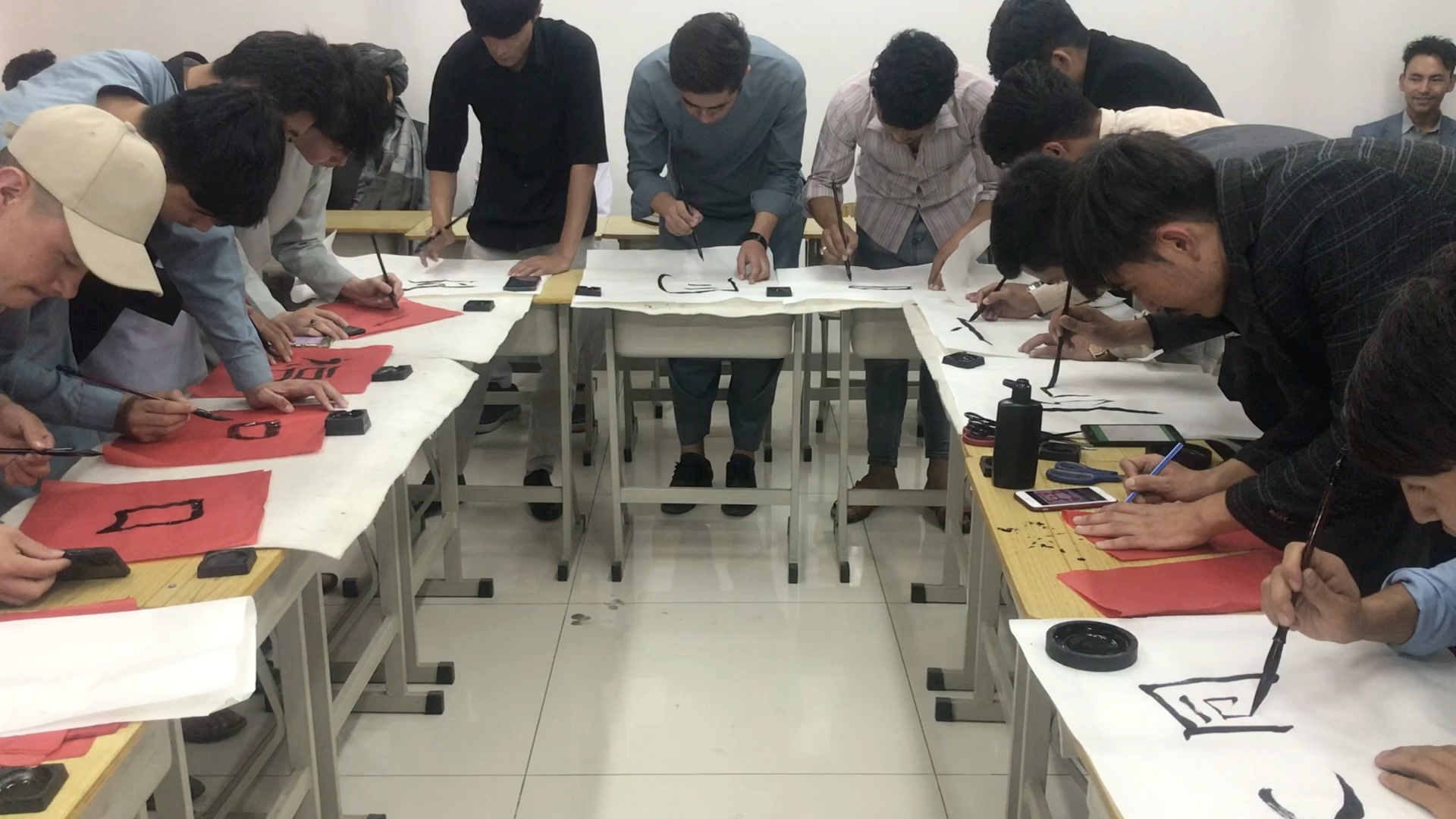 喀布尔大学举办了孔院日活动，有毽子，剪纸，书法，朗诵，把中国的优秀文化展示出来