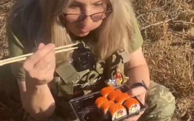 俄乌战争后方乌克兰救护兵小姐姐吃外卖送来的寿司便当。