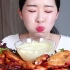 【Fume】接近40万人观看韩国小姐姐大吃特吃烟熏鸡肉配奶酪。声音真实，咀嚼声很有食欲。美女吃的爽，竟然吃不胖。让人羡慕