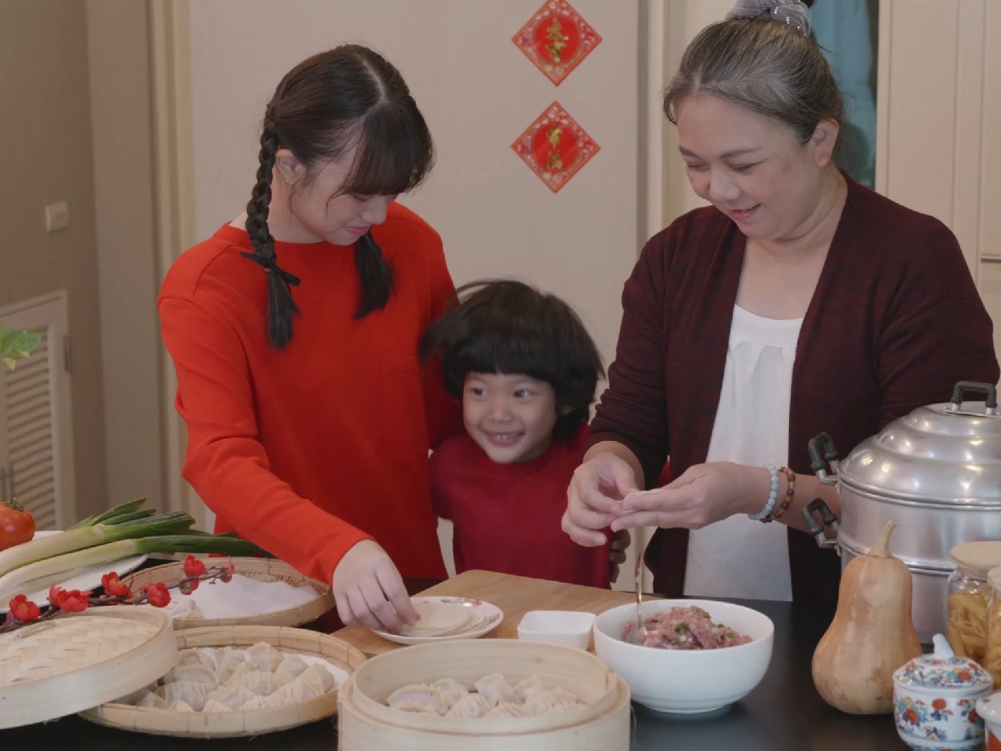 【无版权空镜素材】包饺子的家人，烟花，鞭炮，包饺子的小男孩，春节，团聚庆祝