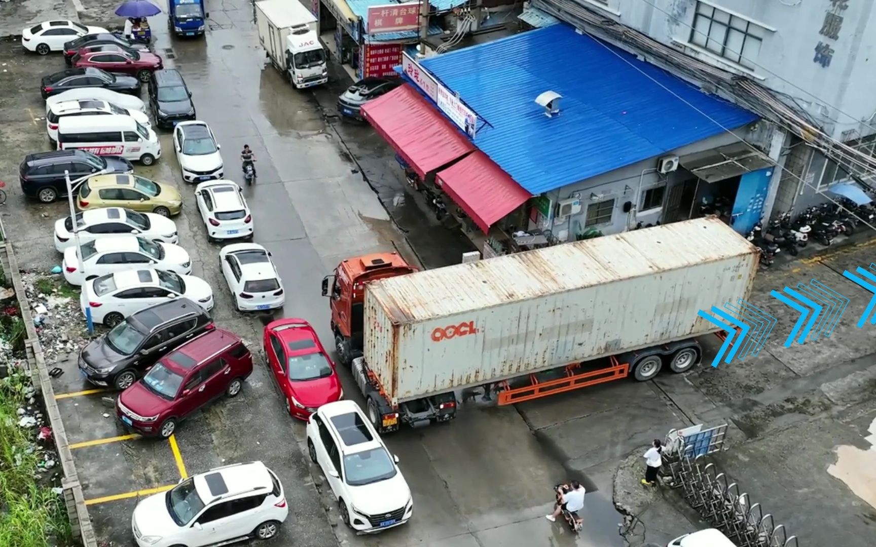 半挂车狭窄空间极限倒车，看看哪位司机技术更好