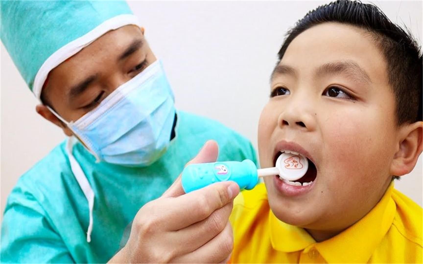 外国小男孩偷吃糖果牙齿疼，爸爸假扮牙医给他治疗蛀牙